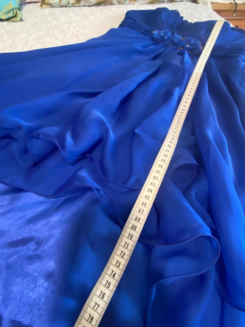 Vestido de festa romântico azul royal, corte "Hi-Lo" com pedrarias. – photo 14